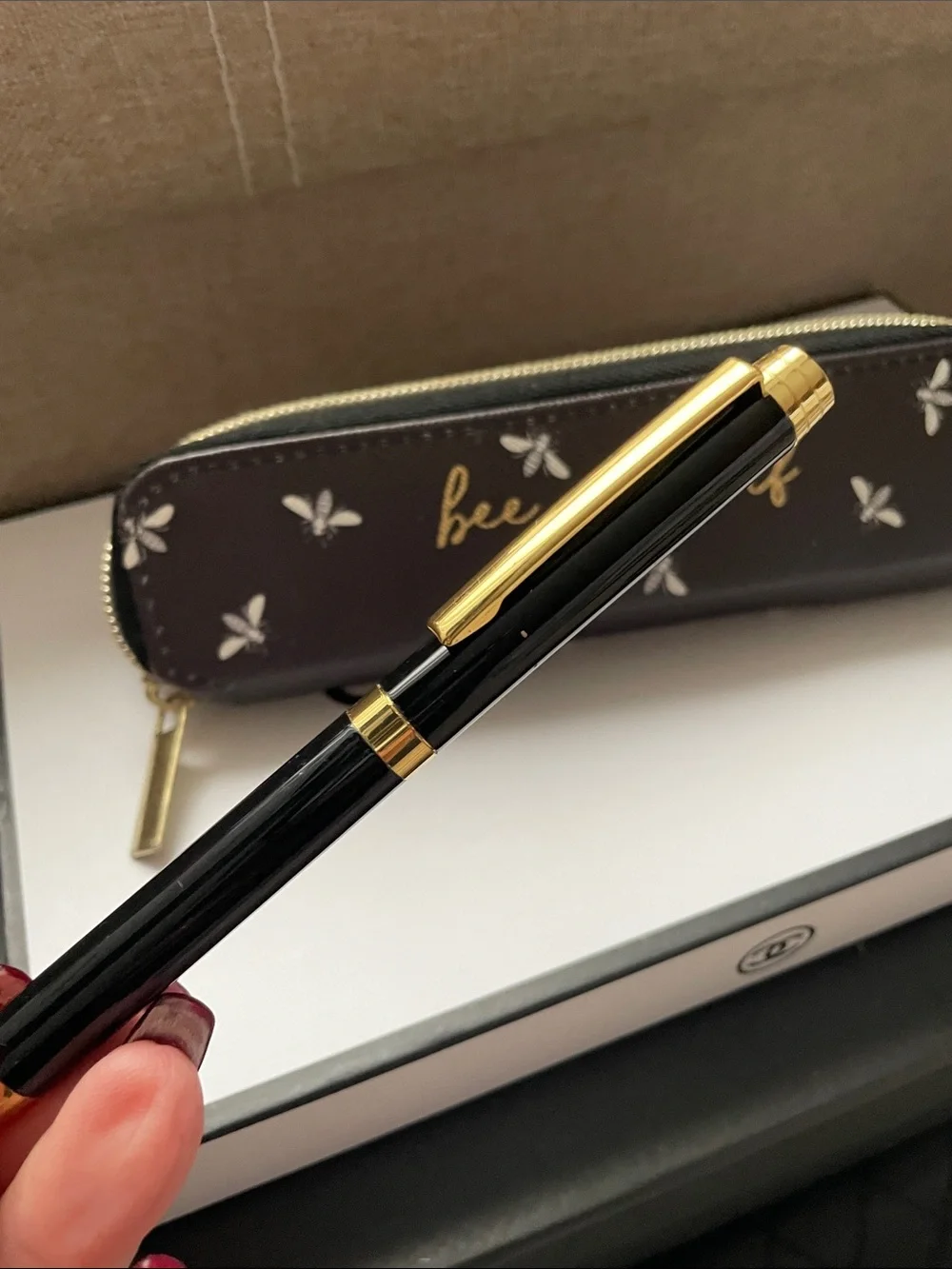 ✨Bee Yourself Black Bee Case & Classy Pen Included✨Preloved like new